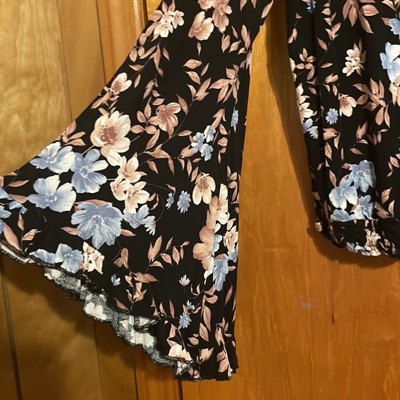 •AMERICAN EAGLE•FLORAL EXAGGERATED RUFFLE LONG SLEEVE DEEP V SMOCKED TOP LARGE - Picture 4 of 11